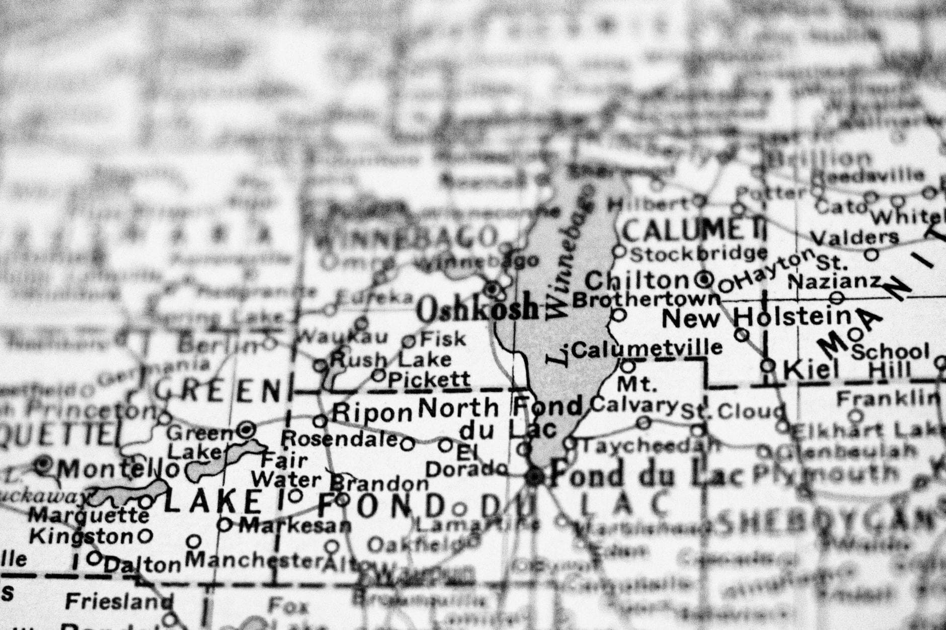 Close-up of Oshkosh, Wisconsin on a detailed black and white map.